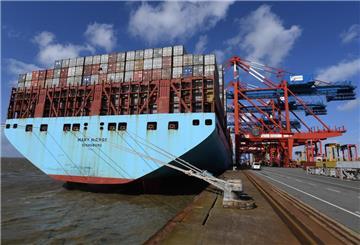 Ein Containerschiff liegt am Kai