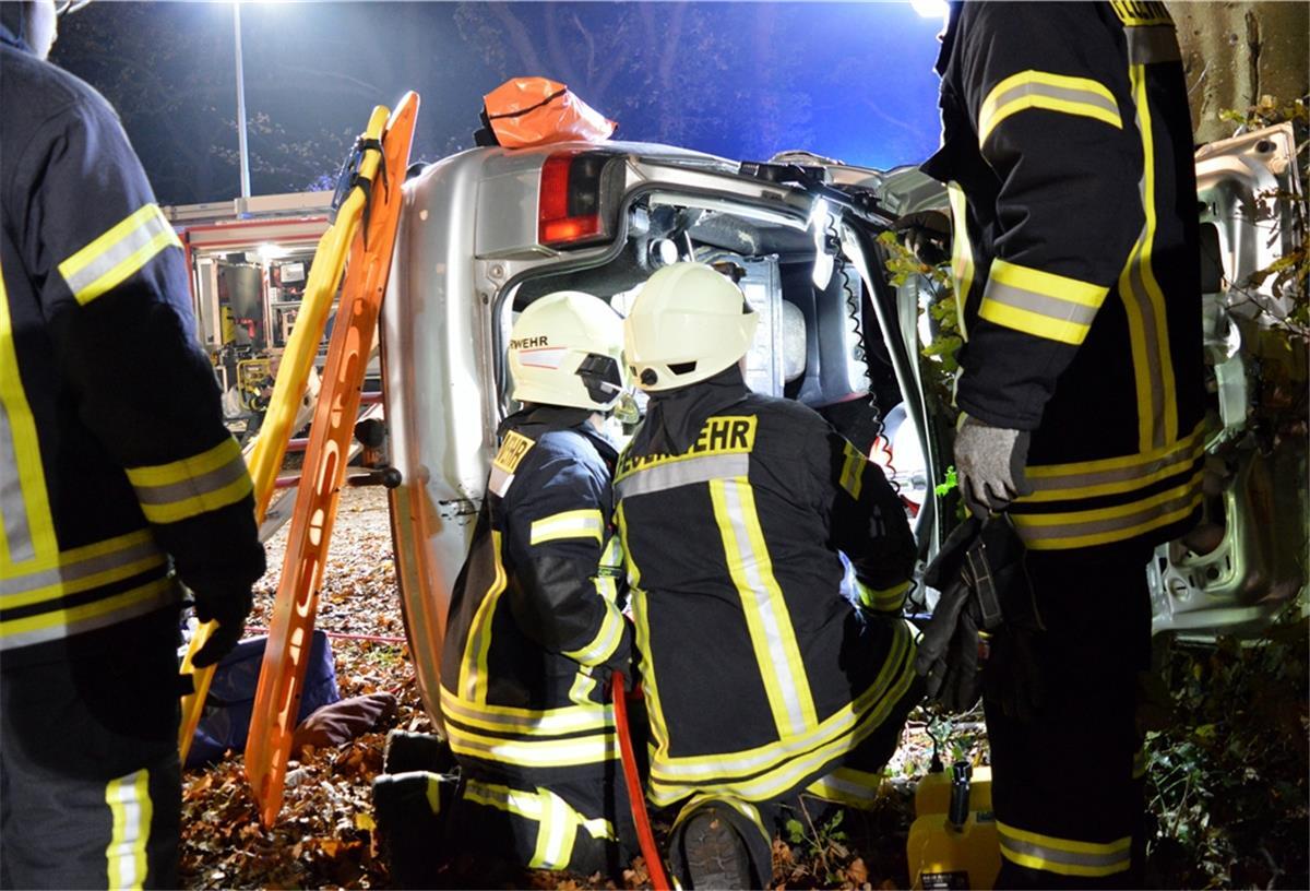 Bei der Erstversorgung von Unfallopfern – hier eine Übung – müssen die Feuerwehrkameraden derzeit besondere Vorsicht walten lassen.