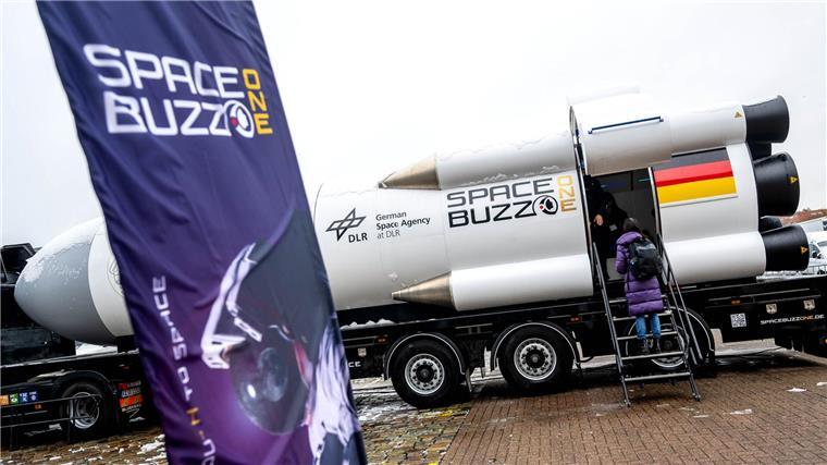 Raumfahrtbranche zeigt neue Technologien bei Messe in Bremen Bei der Fachmesse Space Tech Expo Europe können Interessierte virtuelle Reisen in den Weltraum erleben - zum Beispiel im Spacebuzz One, einem begehbaren High-Tech-Lastwagen, der äußerlich einer liegenden Rakete ähnelt.
