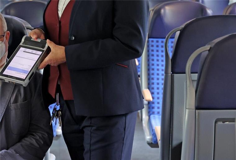 19-Jähriger schlägt Zugbegleiterin und tritt ihr in den Bauch Eine Zugbegleiterin von der Deutschen Bahn kontrolliert den Fahrschein von einem Fahrgast
