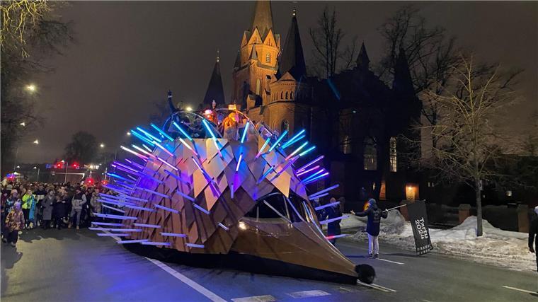 Bei der Feier zur Eröffnung des Programms zieht auch ein beleuchteter Riesenigel mit durch die Stadt.
