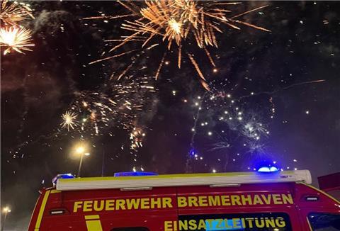 Bei der Feuerwehr Bremerhaven gingen in der Silvesternacht 26 Feuermeldungen und 73 Rettungsdiensteinsätze ein.
