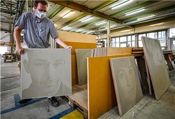 Bei der Firma BWE in Lemwerder werden die Fassadenteile mit Portrait-Reliefs für den Erweiterungsbau des Deutschen Auswandererhauses gefertigt. Projektleiter Guido Harms zeigt die Matrizen. Foto Scheschonka