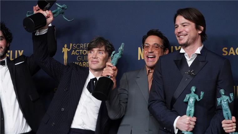 „Oppenheimer“ räumt bei Hollywoods Schauspiel-Preisen ab Bei der Gala in Los Angeles räumte das Historiendrama „Oppenheimer“ drei Preise ab. Cillian Murphy (l-r), Robert Downey Jr. und Josh Hartnett sind sichtlich erfreut.