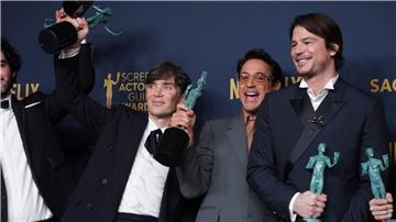 Bei der Gala in Los Angeles räumte das Historiendrama „Oppenheimer“ drei Preise ab. Cillian Murphy (l-r), Robert Downey Jr. und Josh Hartnett sind sichtlich erfreut.