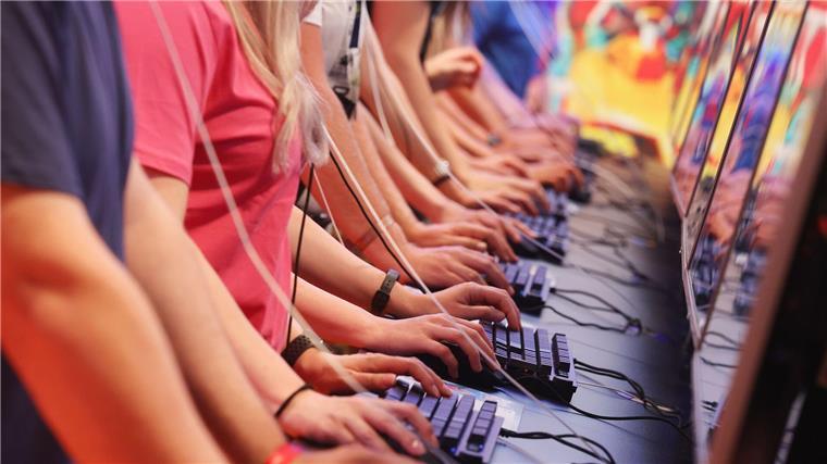 Bei der Gamescom strömen zehntausende Menschen durch die Kölner Messehallen und probieren neue Games aus.