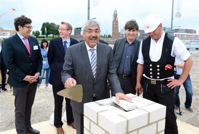 Bei der Grundsteinlegung für das Hotel „Liberty“ wird Oberbürgermeister Melf Grantz von Polier Thorsten Zierke assistiert. Dahinter von links:
Walter Brandner von der Raphael-Hotelgruppe sowie Stephan Meyerhoff und Architekt Andreas Heller von der Projektentwicklungsgesellschaft „Kaje der Auswanderung“, die als Bauherr fungiert und von Investoren aus Bremerhaven, Hamburg und Lübeck getragen wird.  Fotos (2) Scheer