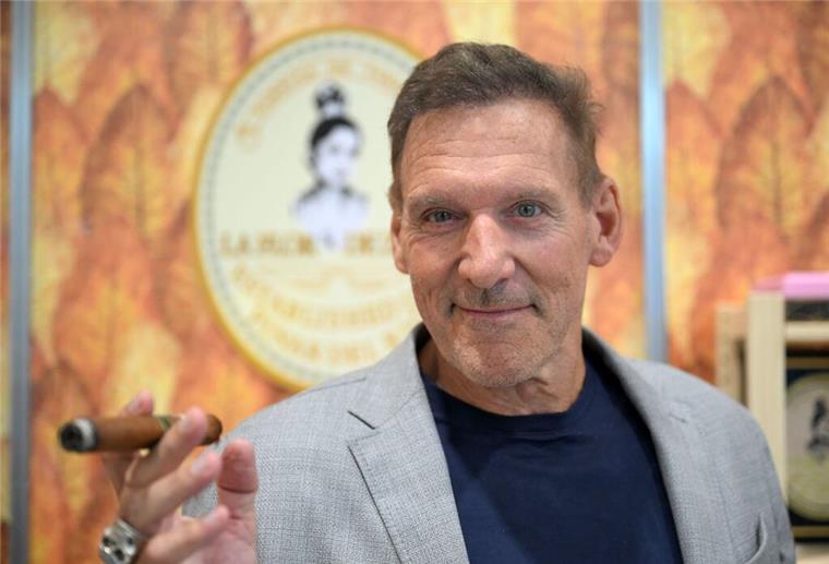 Ralf Moeller findet das Badeverbot im Rhein gut Bei der Intertabac bewarb Ralf Moeller Zigarren eines lateinamerikanischen Herstellers.