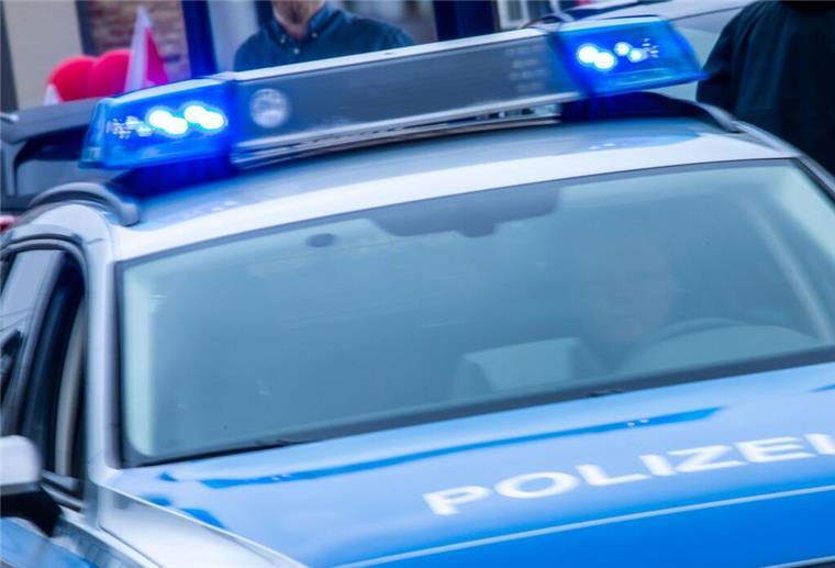  Ein Streifenwagen der Polizei mit eingeschaltetem Blaulicht. 