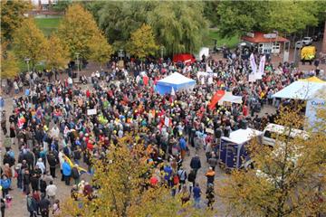 Bei der Kundgebung für "Respekt und Menschenwürde" sind in Cuxhaven viele Demonstranten zusammen gekommen. 