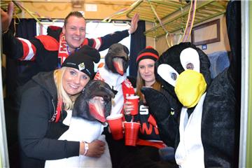 Bei der letzten Sonderzugfahrt nach Köln hatten die Fans der Fischtown Pinguins riesigen Spaß. Ähnlich dürfte es am Sonntag bei der Schiffstour nach Düsseldorf sein. 