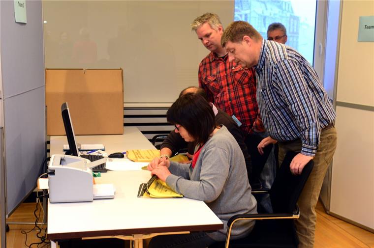 Stadtverordnete lehnen Neuwahl ab Bei der Nachzählung der Stimmzettel zur Stadtverordnetenwahl kam heraus, dass unter dem Strich 520 Stimmen falsch zugeordnet worden waren. Foto Scheer