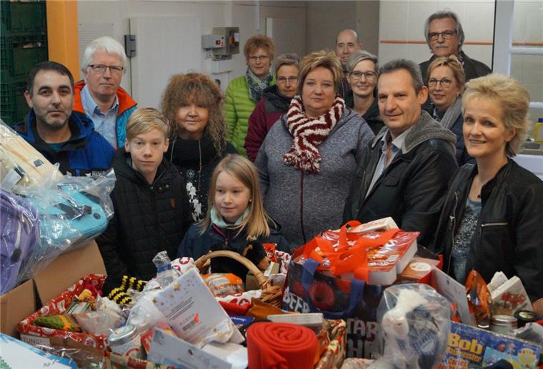 Bei der Nordenhamer Tafel türmten sich gestern Pakete. Viele Nordenhamer haben einen „umgekehrten Adventskalender“ abgegeben, um bedürftigen Familien eine Freude zu Weihnachten zu machen. Die Aktion hatte die WIN ins Leben gerufen.