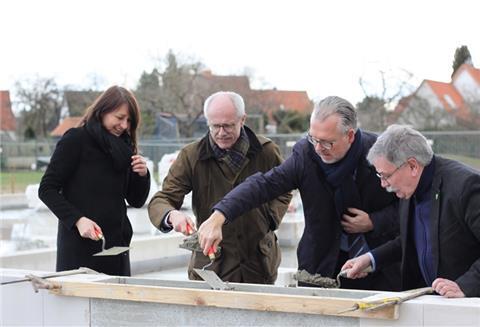 Bei der offiziellen Grundsteinlegung greifen (von links) Schulleiterin Sandra Pohl, Landrat Hermann Luttmann, Samtgemeindebürgermeister Frank Holle und der Ratsvorsitzende Rolf Struckmeyer zur Maurerkelle.