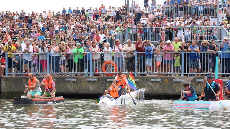 Papierboote-Regatta in Fedderwardersiel: Wer toppt die „Söte Deern“? Bei der Papierboote-Regatta wird der Deich zur Zuschauer-Tribüne.