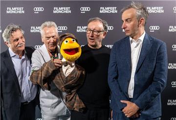 Bei der Premiere von „Hallo Spencer - Der Film“ beim Filmfest München steht Drehbuchautor Jan Böhmermann (rechts) zusammen mit dem Puppenerfinder Winfried Debertin (ganz links) und den Schauspielern Achim Hall (2.v.l) und Rainer Bock zusammen. Der Film kommt jetzt in die Mediathek und dann auch ins ZDF-Fernsehprogramm.