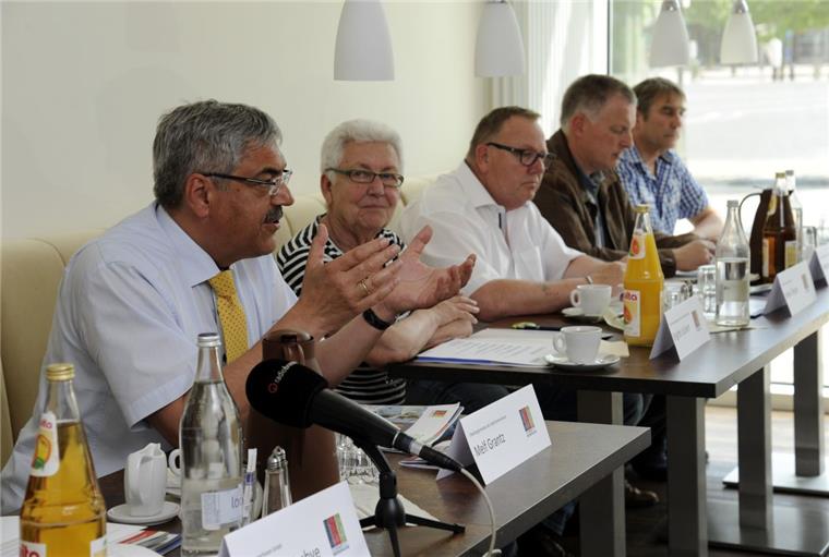 Beim Seestadtfest wird die Innenstadt zur Feiermeile Bei der Pressekonferenz zum Seestadtfest im Frühstücksraum des Nordsee-Hotels mit dabei (von links). OB Melf Grantz, Stadtverordnetenvorsteherin Brigitte Lückert, Heino Tietjen von der Erlebnis Bremerhaven, Martin Rüter (City-Skipper) und Jens Ennen (Sportamt).