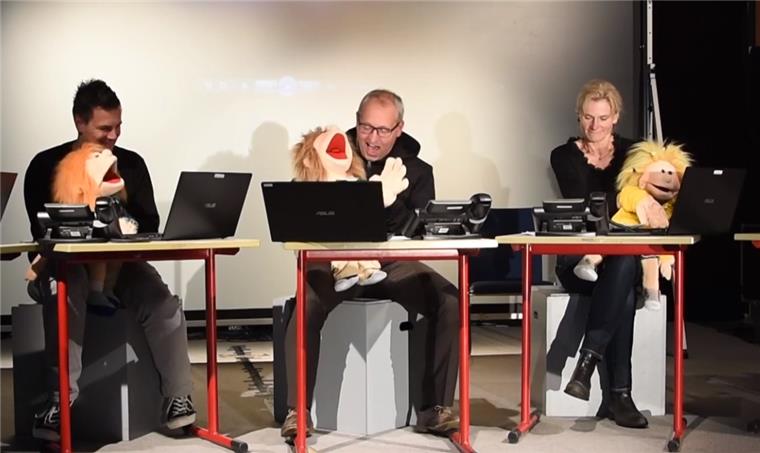 Bei der Probe wirkt die Theaterszenerie noch etwas provisorisch, am 4. November soll sich die Bühne im Langener Gymnasium in ein real wirkendes Büro verwandeln, das fest in Puppenhand ist.
