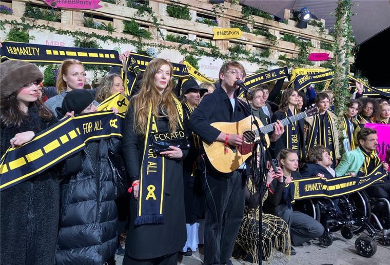 Bei der Protestaktion hielten die Prominenten Schals von SOS Humanity hoch.