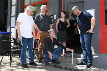 Bei der Quartiersmeisterei ist es nur eine Stufe, in etlichen Gaststätten der Alten Bürger sind noch wesentlich höhere Barrieren am Eingang oder auf dem Weg zu den Toiletten zu überwinden. Über Lösungsmöglichkeiten diskutieren (von links): Alexander Schramm, Hausverwalter und Vorsitzender der Werbegemeinschaft Alte Bürger, Stadtrat Uwe Parpart (SPD), Quartiersmeister Jens Rillke, Fiona Brinker (Café Findus) und Mike Heilmann, Gaststätten-Eigentümer und stellvertretender Vorsitzender der Werbegemeinschaft. 