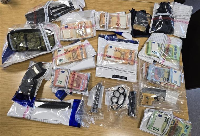 Bei der Razzia konnten Waffen, Drogen und Bargeld sichergestellt werden.