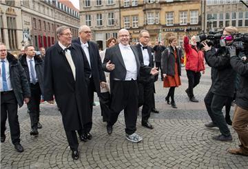Peter Altmaier (CDU, M), Bundeswirtschaftsminister, läuft vor Beginn der Schaffermahlzeit zum Rathaus. 