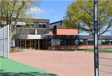 Bei der Schule Am Siel tut sich viel. Derzeit wird gerade der Schulhof schick hergerichtet, mit einem Spielfeld für Ballspiele. 