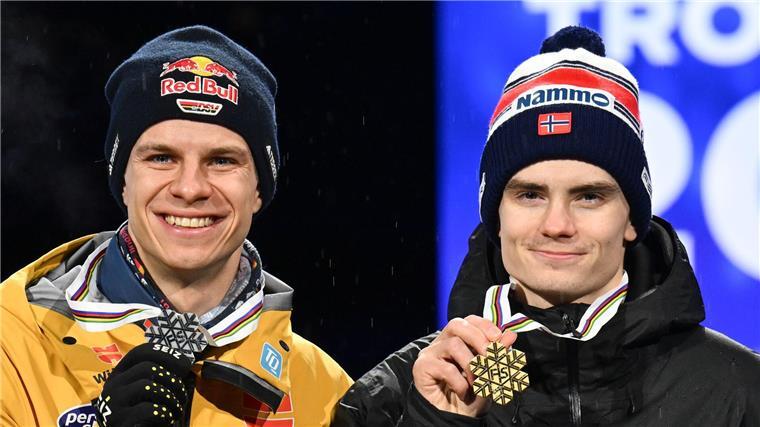 Bei der Siegerehrung mit Marius Lindvik ahnte Andreas Wellinger (l) noch nicht, was sich später entwickeln würde.