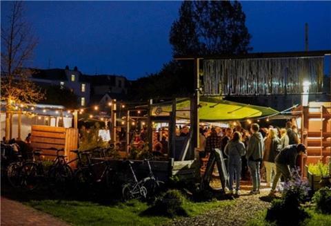 Bei der Silent Disco hört man von Außen nicht viel - aber dafür wummert der Bass auf den Kopfhörern der Tanzenden.