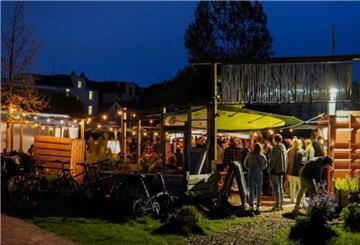 Bei der Silent Disco hört man von Außen nicht viel - aber dafür wummert der Bass auf den Kopfhörern der Tanzenden.
