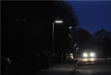 Bei der Straßenbeleuchtung hat die Stadt nachjustiert, weil vorgeschlagene Abschaltungen technisch nicht machbar waren. Aktuell sind 870 Laternen nun nachts aus.