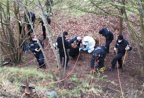 Bei der Suche nach Beweismitteln im Mordfall Visselhövede hat die Polizei einen ersten Erfolg erzielt. Möglicherweise wurde die Tatwaffe in der Nähe der Autobahn bei Fallingbostel gefunden. 