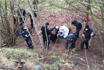 Bei der Suche nach Beweismitteln im Mordfall Visselhövede hat die Polizei einen ersten Erfolg erzielt. Möglicherweise wurde die Tatwaffe in der Nähe der Autobahn bei Fallingbostel gefunden. 