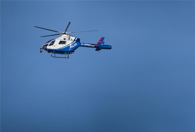 Maskierte Einbrecher in Beverstedt: Flucht trotz Hubschrauberjagd Bei der Suche nach den Einbrechern kam auch ein Polizeihubschrauber zum Einsatz - allerdings ohne Erfolg.