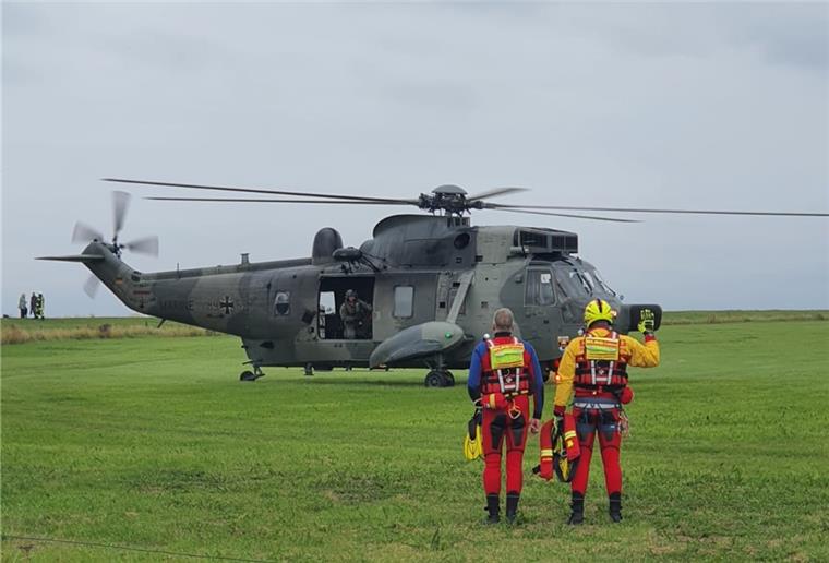 Zwei Männer und ein Hubschrauber.