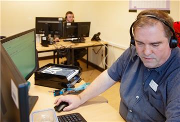 Bei der telefonischen Kontaktaufnahme zu Corona-Infizierten arbeiten erfahrene zivile Angestellte des Landkreises wie André Finck (Vordergrund) mit Neulingen wie dem Soldaten Tom Schulmeyer zusammen.
