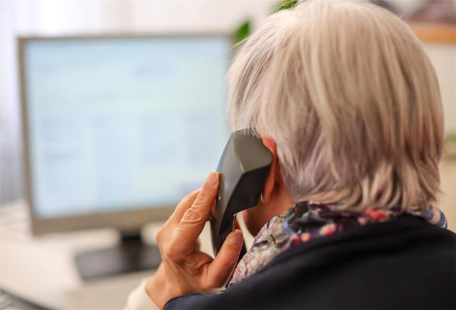 Eine Mitarbeiterin der Telefonseelsorge sitzt an ihrem Arbeitsplatz