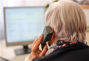 Eine Mitarbeiterin der Telefonseelsorge sitzt an ihrem Arbeitsplatz