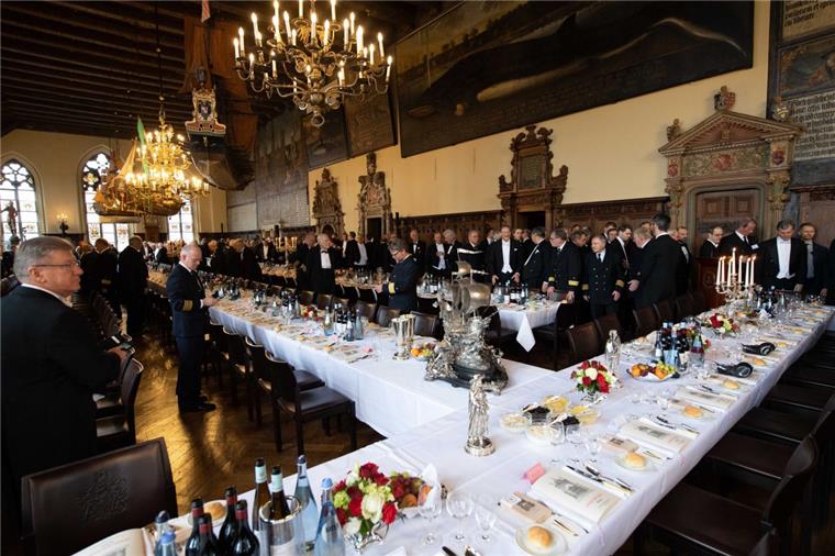 Schaffermahlzeit in Bremen: 15 Frauen und eine Zigarre Bei der traditionellen Schaffermahlzeit im Bremer Rathaus werden diesmal mehr Frauenkleider zwischen den Herren im Frack zu sehen sein.