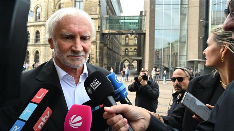Bei der Trauerfeier für Willi Lemke zu Gast: DFB-Sportdirektor Rudi Völler.