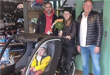 Die Familie nimmt das E-Lastenrad entgegen.