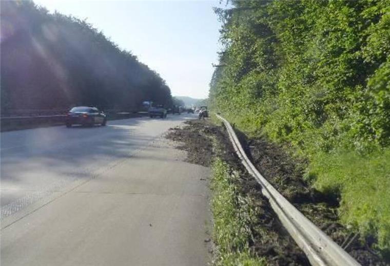 Unfall auf der A27: Gegen den Fahrzeugführer lag ein Haftbefehl vor Bei der Unfallaufnahme kam heraus, dass gegen den Fahrzeugführer ein Haftbefehl vorlag.