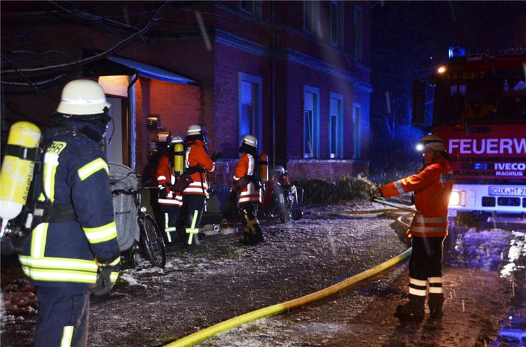 Großeinsatz in Althemmoor: Verpuffung in Mehrfami