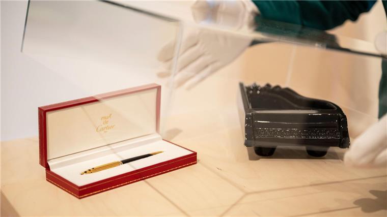 Bei der Vorbesichtigung zur Auktion von persönlichen Gegenständen des 2014 gestorbenen Sängers Udo Jürgens werden ein Stift und ein Aschenbecher gezeigt.