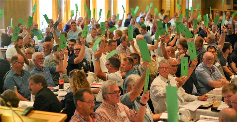 Neue Zeitrechnung: Fußball-Kreise schließen sich zusammen Bei der Wahl des neuen Vorsitzenden des neuen Kreisverbandes Jade-Weser-Hunte, Manfred Walde, blieb keine Stimmkarte unten. Er wurde ebenso wie seine Mitarbeiter einstimmig gewählt.
