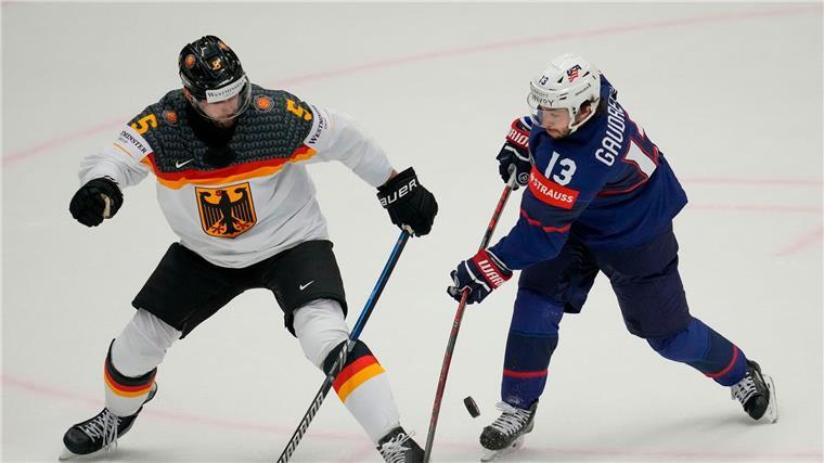 Bei der WM in Tschechien gelang Johnny Gaudreau (r) ein Tor beim 6:1-Sieg der USA gegen Deutschland.