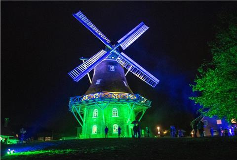 Bei der Wurster Lichtwoche 2019 wurde die Midlumer Mühle in ein anderes Licht getaucht.
