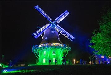 Bei der Wurster Lichtwoche 2019 wurde die Midlumer Mühle in ein anderes Licht getaucht.