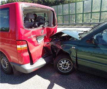 Bei dichtem Verkehr bremste eine 47-jährige Fahrerin zu spät und krachte mit ihrem Auto in das Heck eines VW-Busses. Die Frau wurde leicht verletzt.