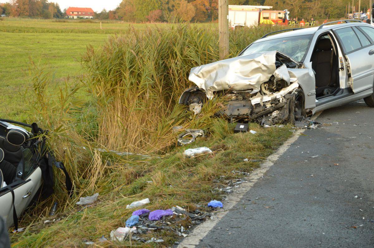 Butjadingen: Jugendlicher bei Unfall getötet Bei diesem Frontalzusammenstoß zweier Autos kam ein Jugendlicher ums Leben, außerdem wurden mehrere Personen schwer verletzt.